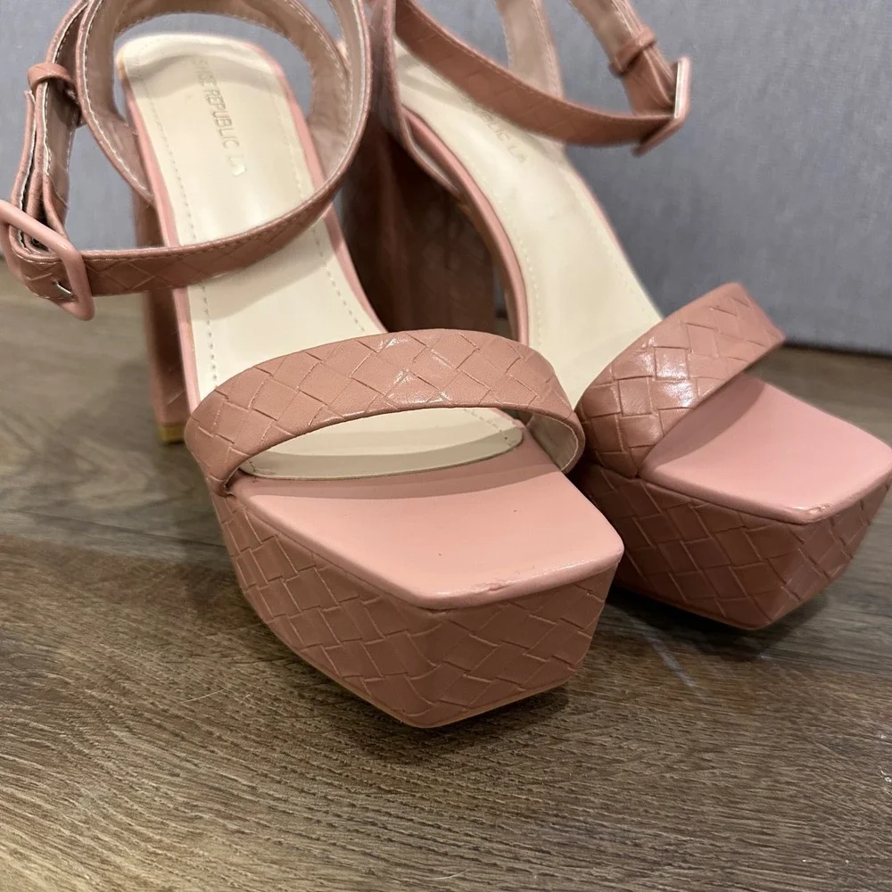 Shoe Republic Pink Square‎ Toe Platform Chunky Block Heel Sandals Size 8.5